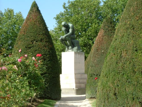 El Pensador, el escultor, el jardín y las rosas